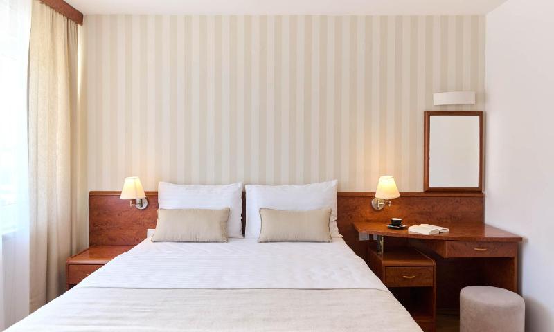 Standard Double Room with Balcony image 2