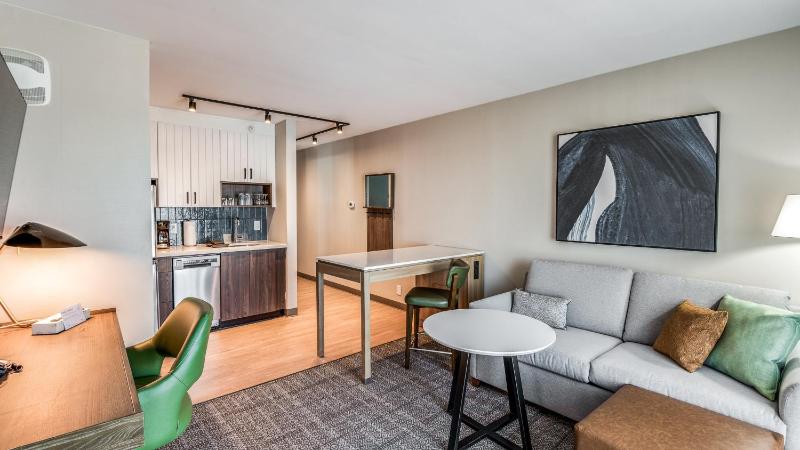 One-Bedroom Suite image 3