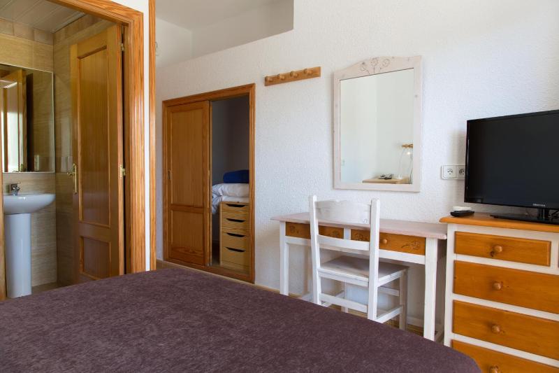 Classic Single Room image 4