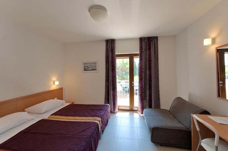 Standard Twin Room with Sofa image 4