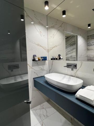 Double Room with Spa Bath image 4
