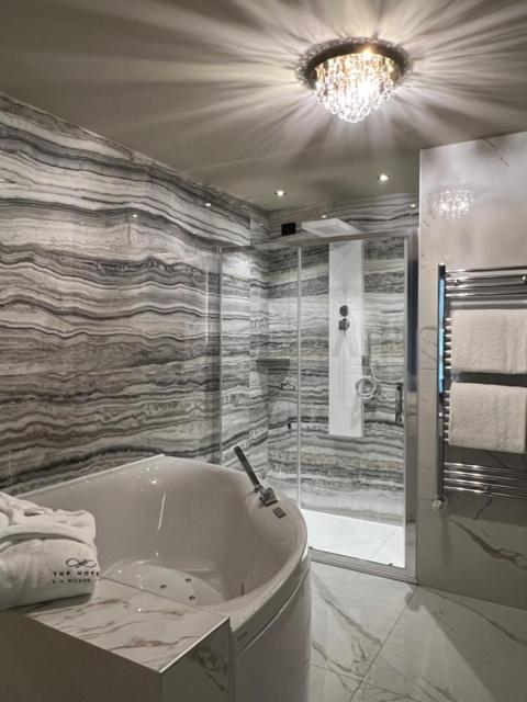 Double Room with Spa Bath image 2