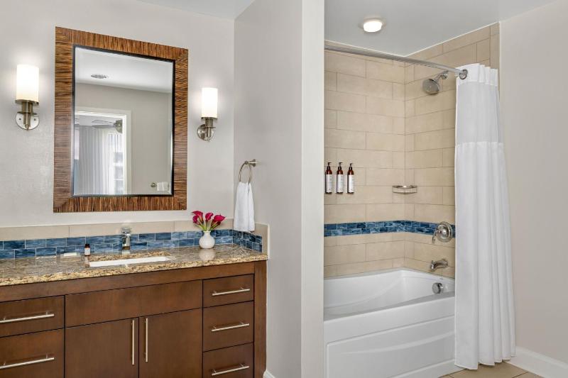 Three-Bedroom Penthouse Suite with Balcony and Gulf Front image 2