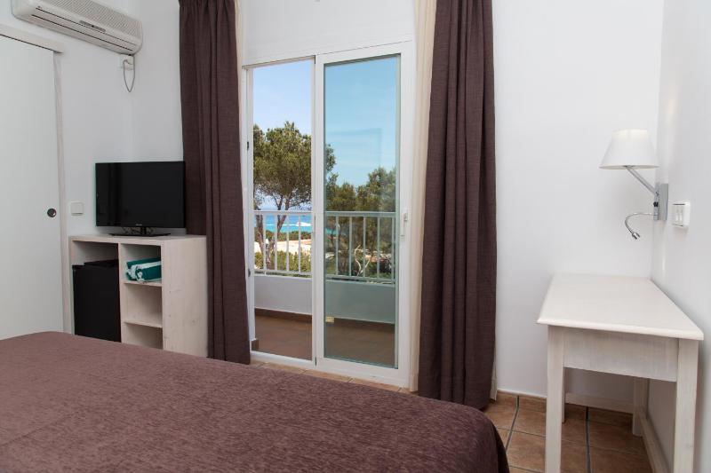 Classic Double Room with Sea View image 3
