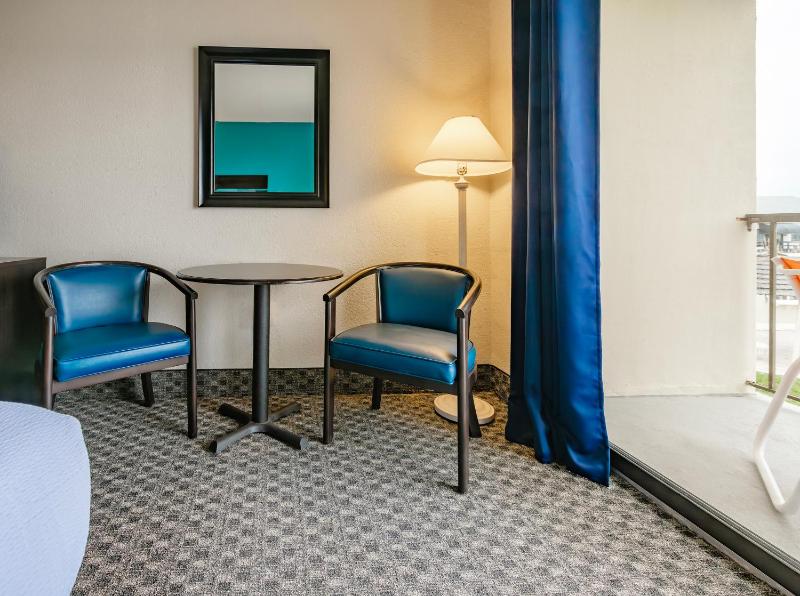 Double Room with Two Double Beds and Pool View image 3