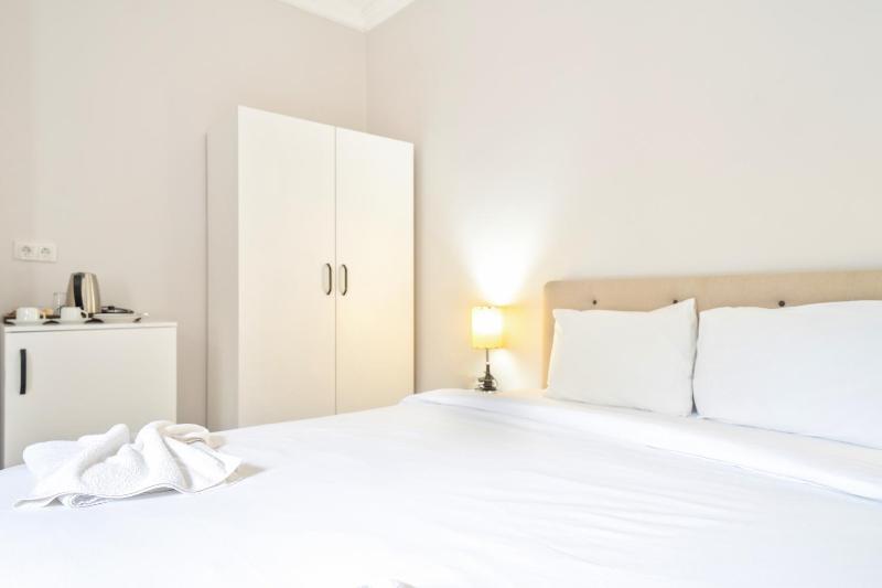 Double Room with Balcony image 2