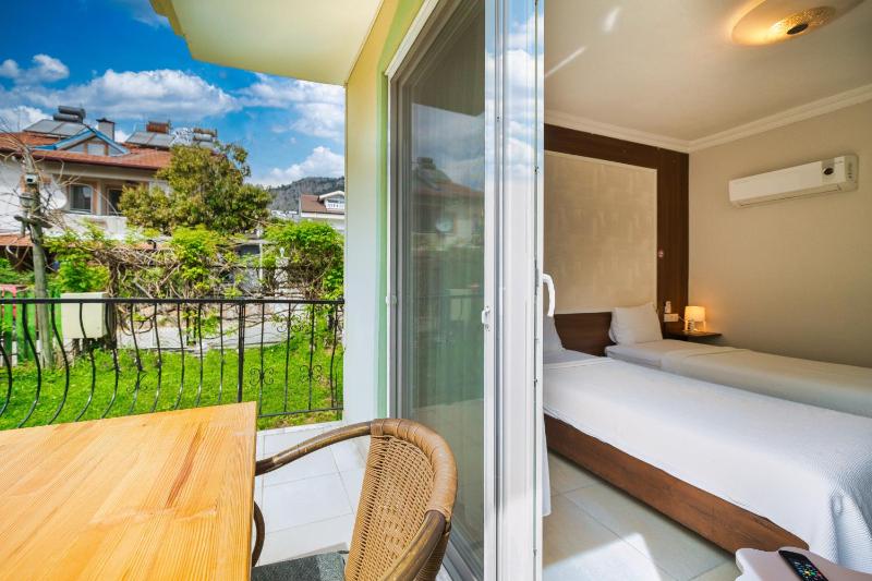 Twin or Double Room with Balcony image 4