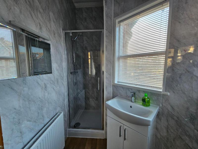 Standard Queen Room image 4