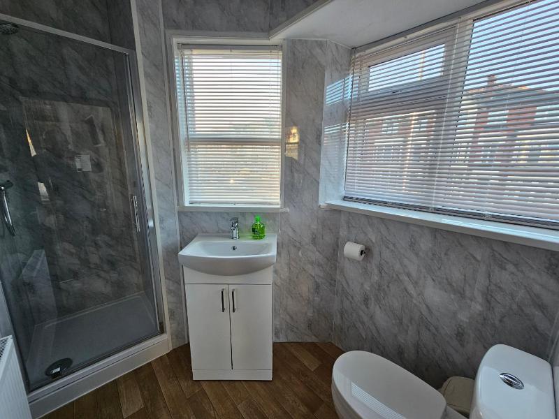 Standard Queen Room image 3