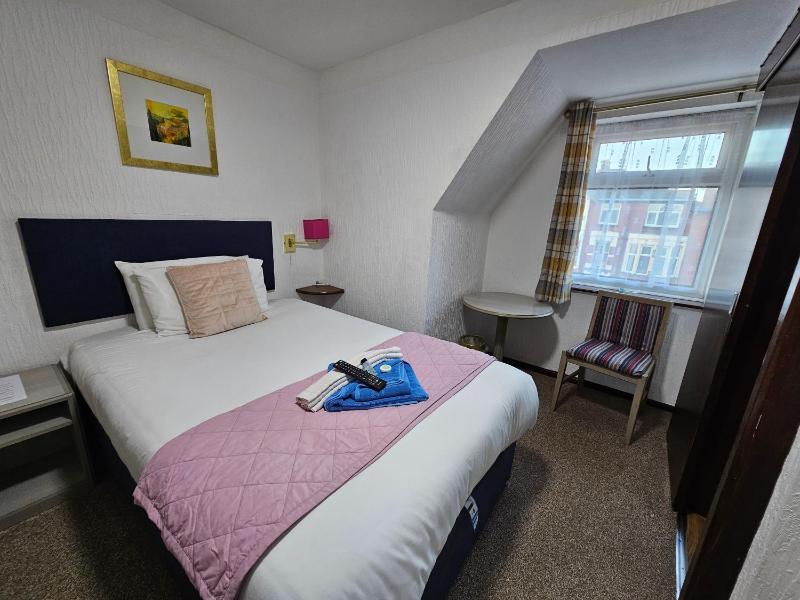 Budget Double Room image 4