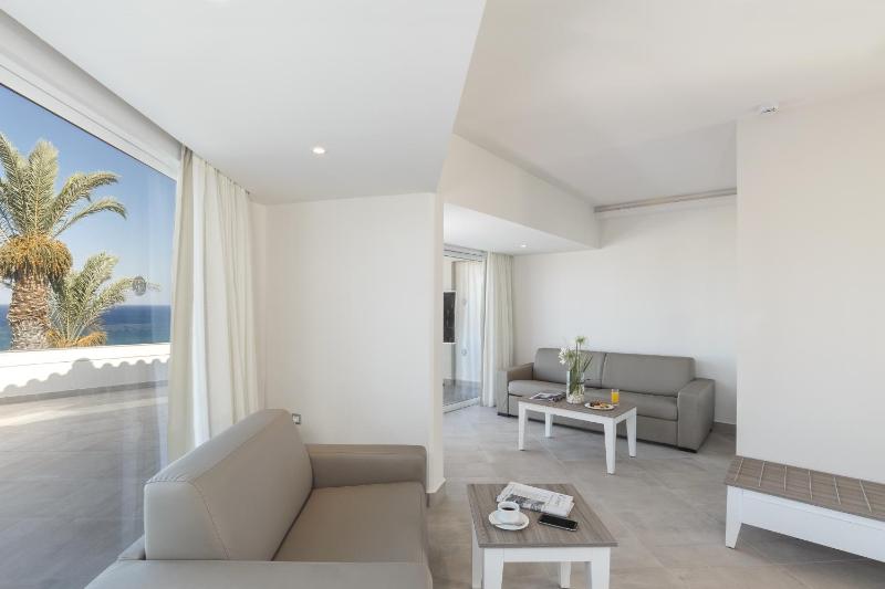 Executive Suite with Sea View (2 Adults + 2 Children) image 2