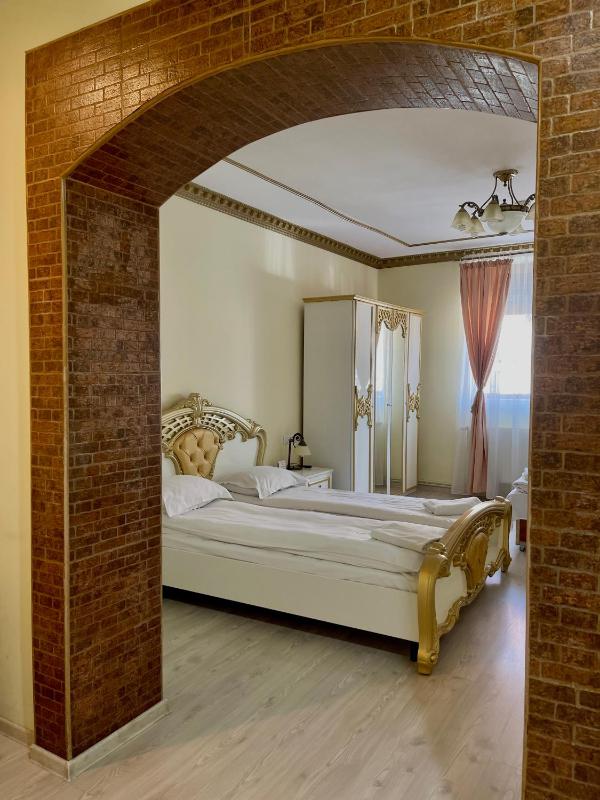 Family Room image 3