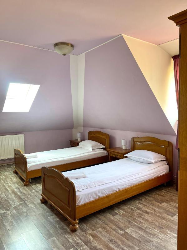 Twin Room Ground Floor image 4