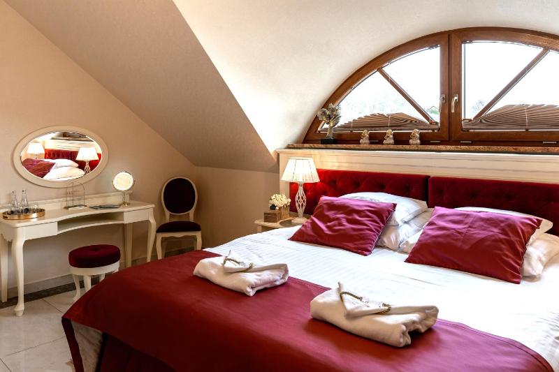 Double Room with Lake View image 4