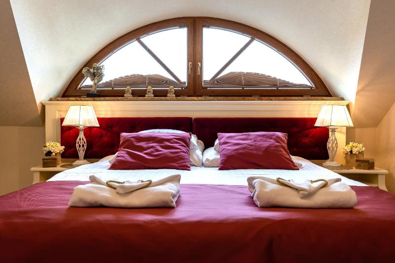 Double Room with Lake View image 3