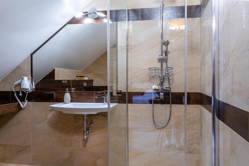 Quadruple Room with Private Bathroom image 3