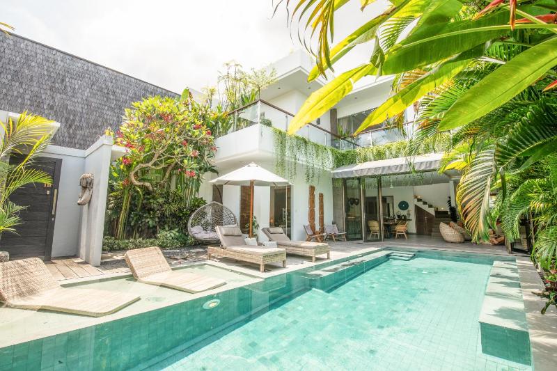 Exquisite 4BR Haven 5min Stroll to Beach Canggu - image 1