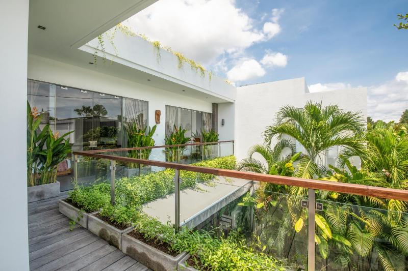 Exquisite 4BR Haven 5min Stroll to Beach Canggu - image 32