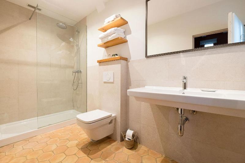 Small Double Room image 4