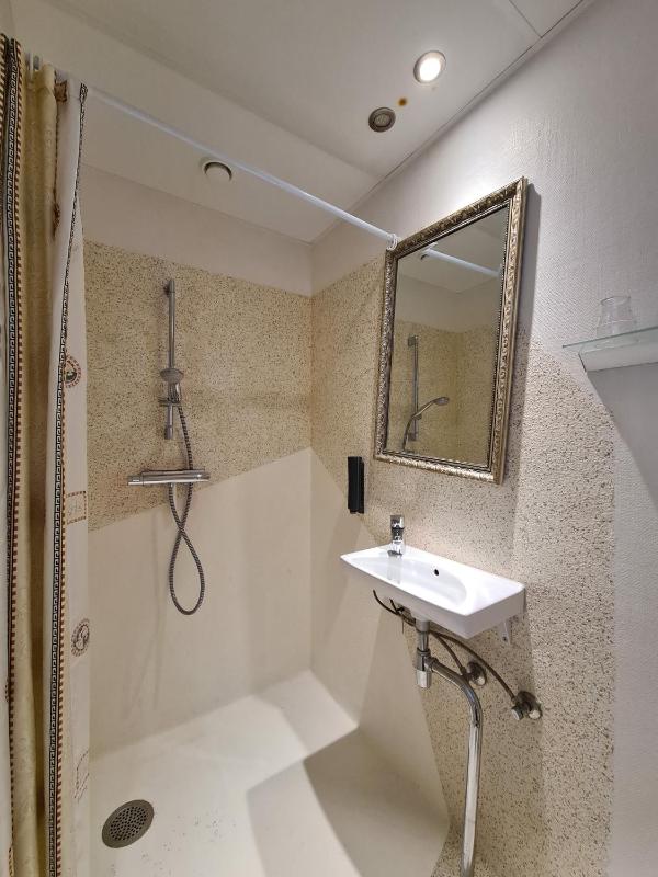 Small Twin Room image 2