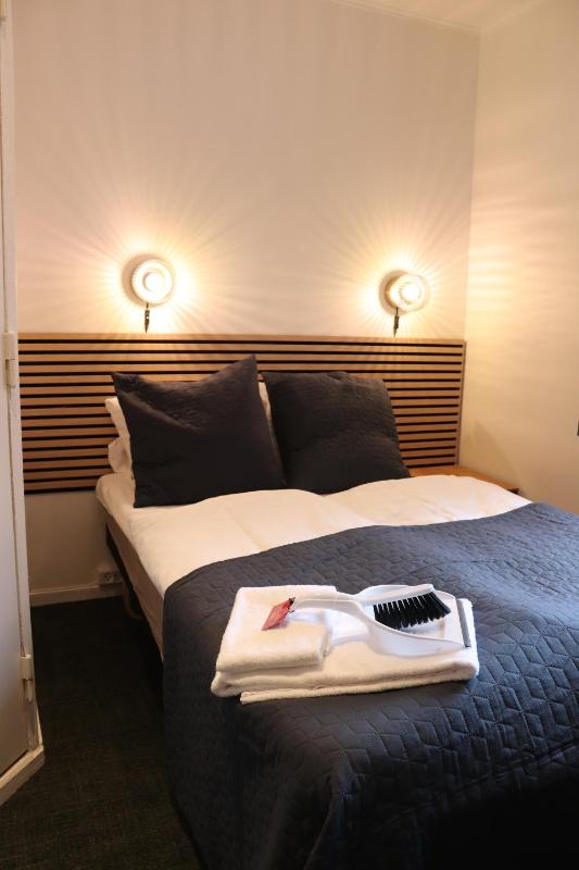 Small Twin Room image 4