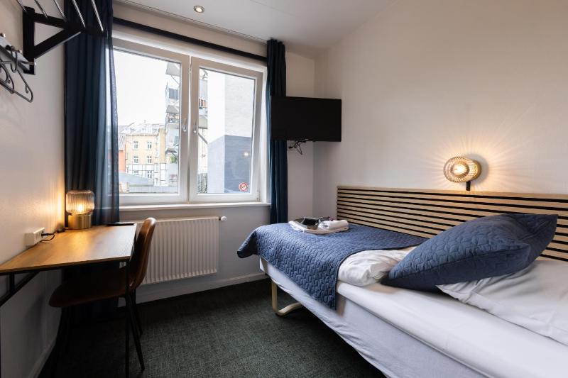 Small Single Room image 3