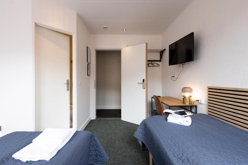 Standard Twin Room image 1
