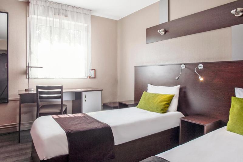 Twin Room image 3