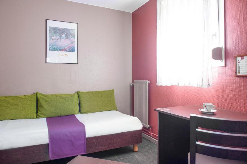 Executive Room with 1 Double Bed and 1 Single Bed image 4