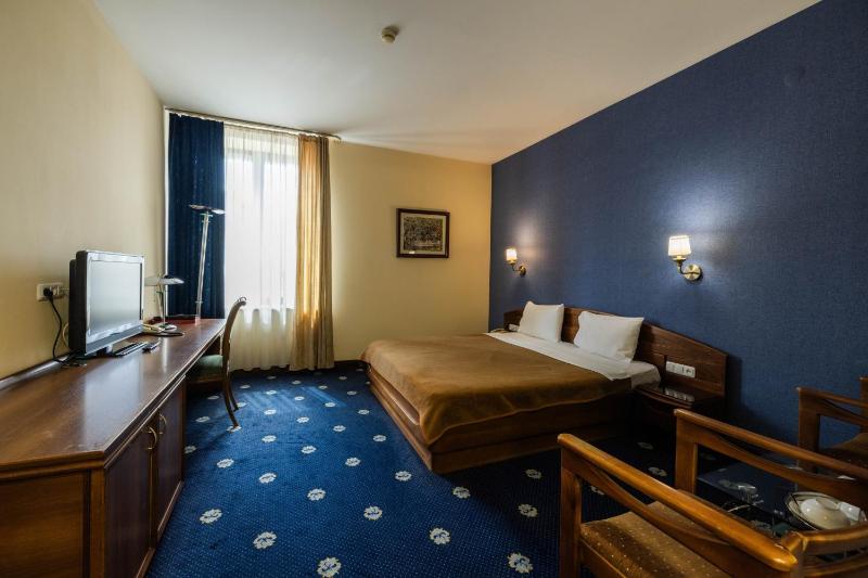 Standard Double Room image 3