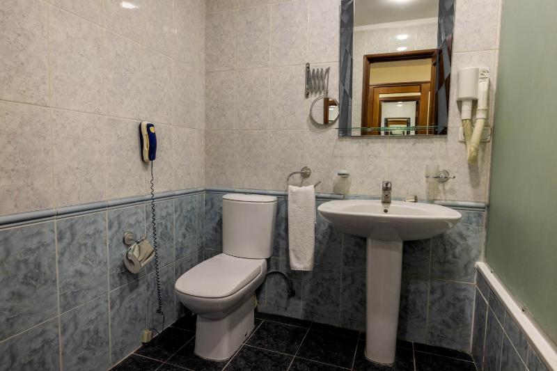 Standard Double Room image 4