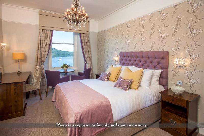 Double Room with Lake View image 4
