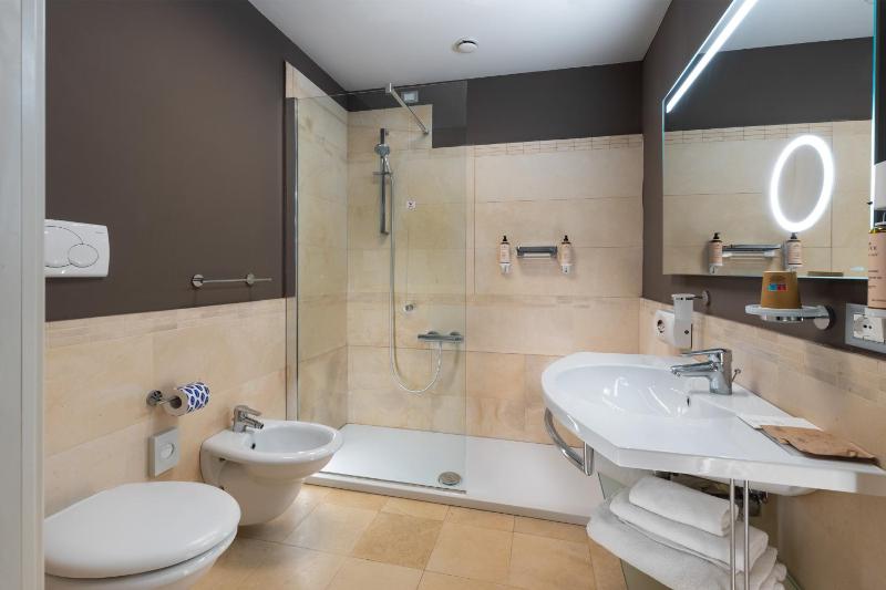 Classic Twin Room with Terrace image 2