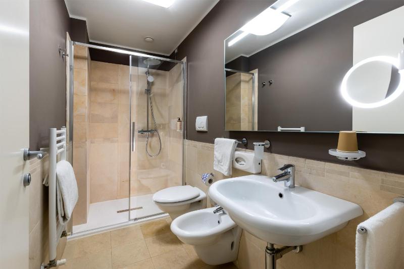 Privilege Twin Room with Balcony and Sea View image 2