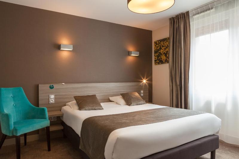 Classic Double Room - Large Double Bed image 1