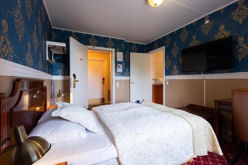 Small Double Room image 2