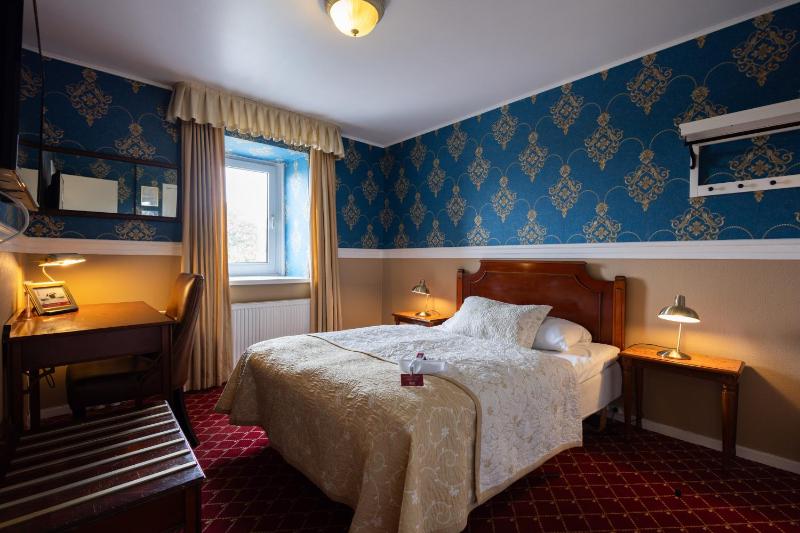 Small Double Room image 3