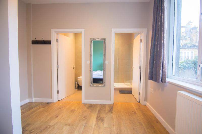 Double Room with Bathroom image 4