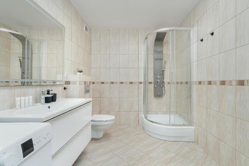 Spacious Apartment Ideal for Families by Noclegi Renters - image 9