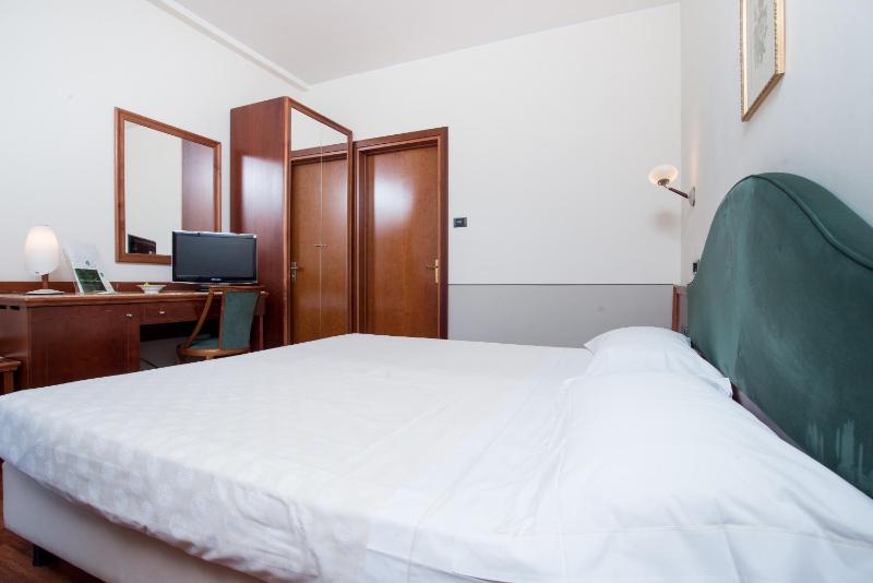 Double Room image 3