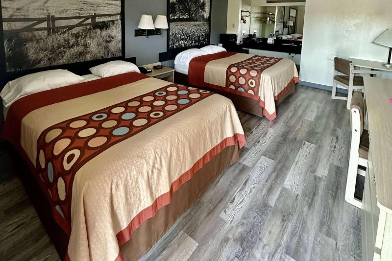 Queen Room with Two Queen Beds and Roll-In Shower - Mobility/Hearing Accessible - Non-Smoking image 4