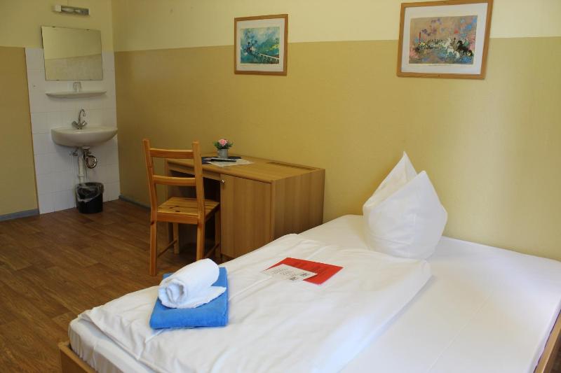 Single Room with Shared Bathroom image 3
