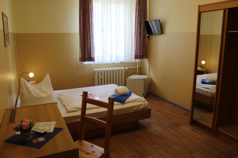 Single Room with Shared Bathroom image 2
