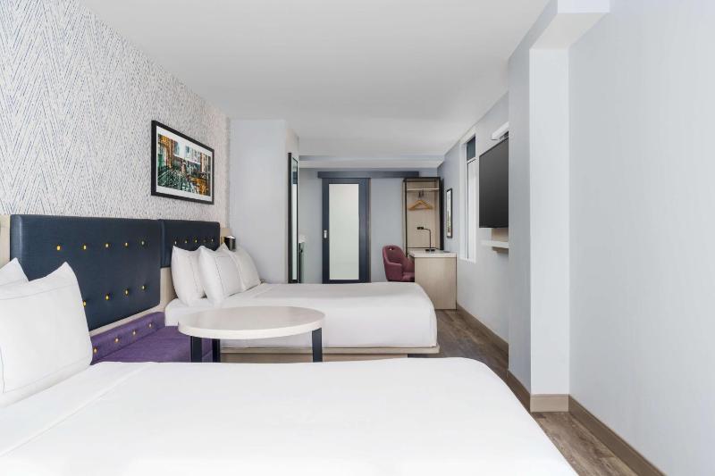 Deluxe Queen Room with Two Queen Beds image 4
