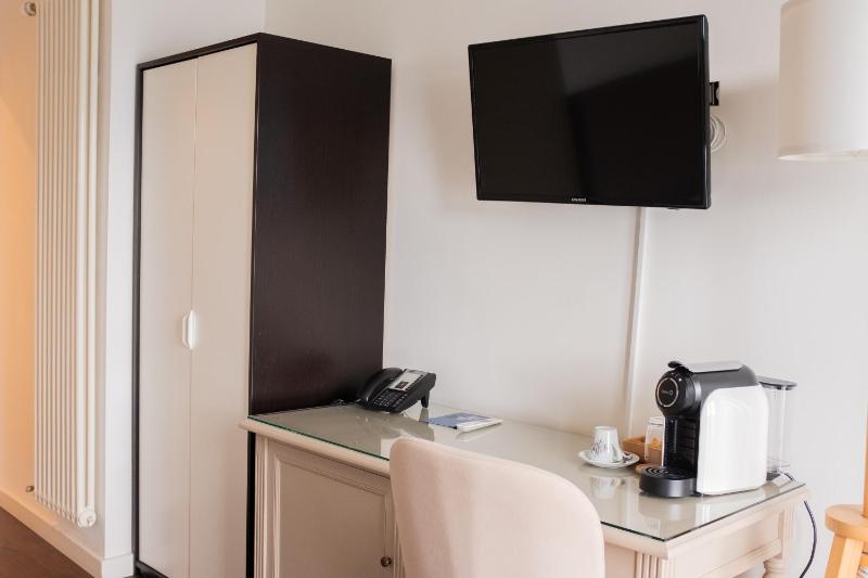 Single Room with Shower image 4