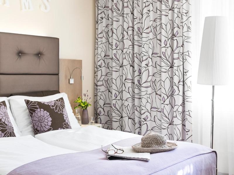 Comfort Triple Room with Garden View image 2