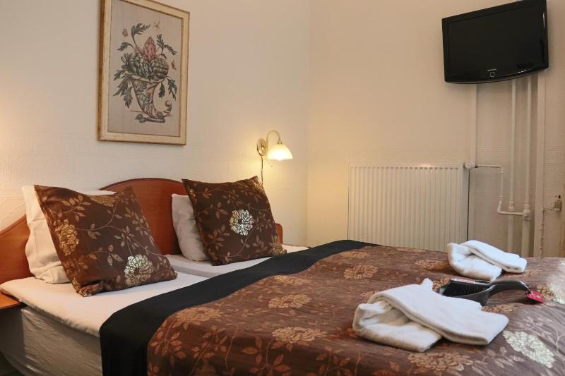 Small Double Room image 2