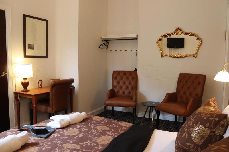 Small Double Room image 3
