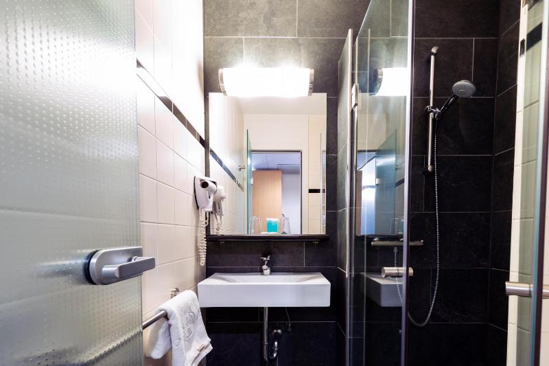 Standard King Room image 3