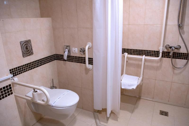 Superior room with disability access image 3